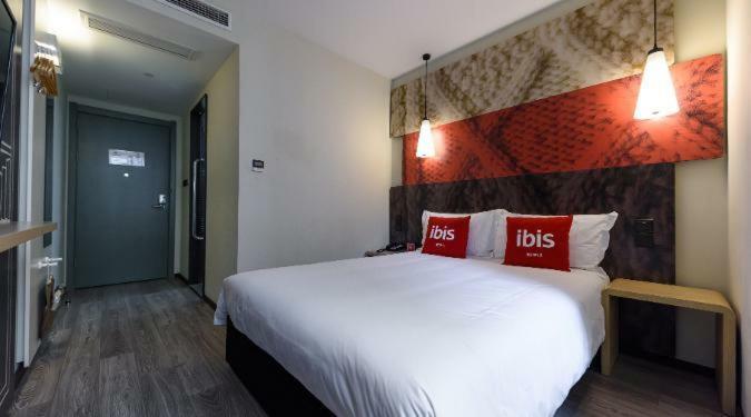 Ibis Urumqi Weixing Square Hotel Exterior photo